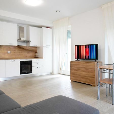 Casa Ideale Tim Appartmanti Moderni Vicina Al Centro Lecco Exterior foto